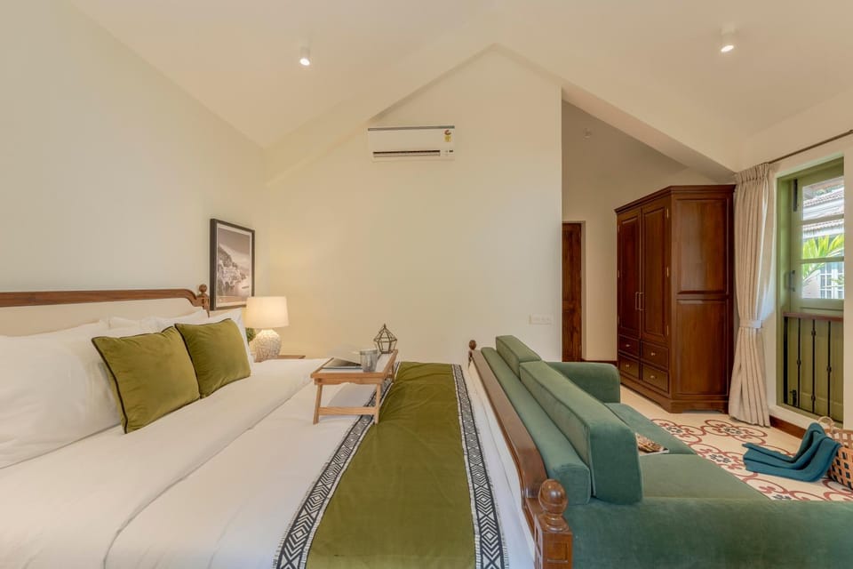 Bed, Seating area, Bedroom, air conditioner