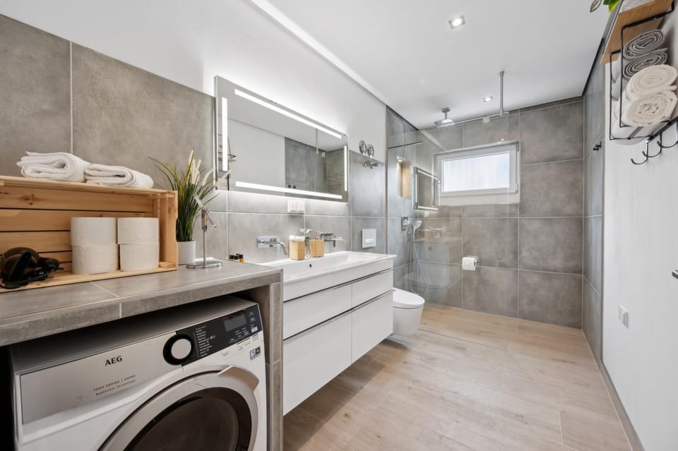 Shower, Toilet, Bathroom, towels