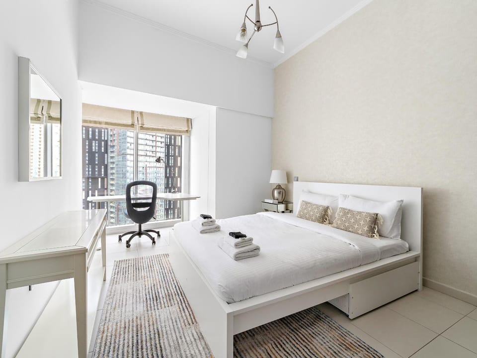 Marina Breeze 2BR Escape in Cayan Apartment in Dubai