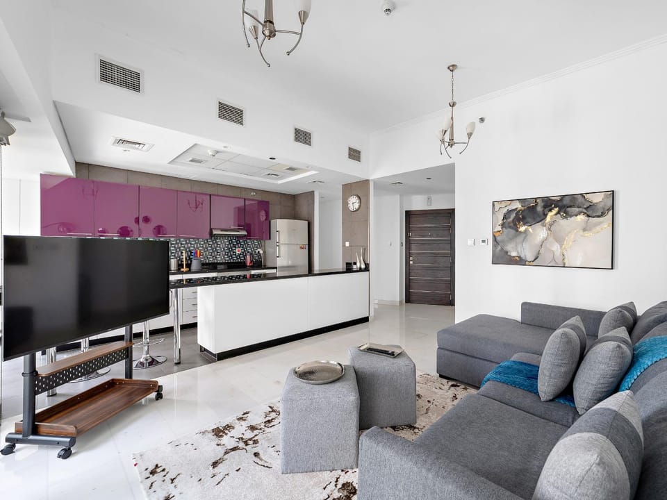 Marina Breeze 2BR Escape in Cayan Apartment in Dubai