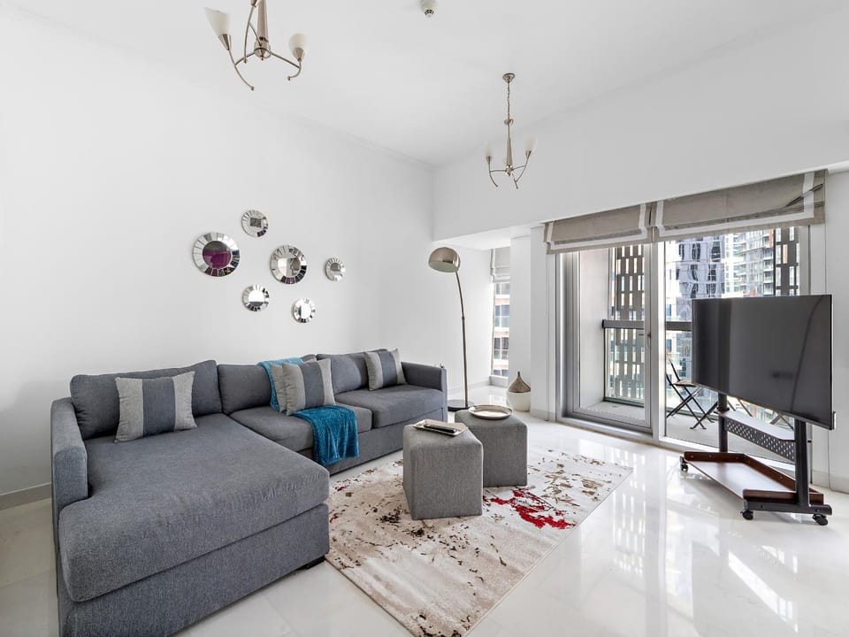 Marina Breeze 2BR Escape in Cayan Apartment in Dubai