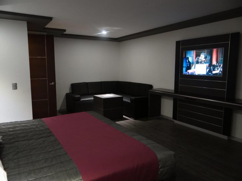 TV and multimedia, Seating area, Bedroom