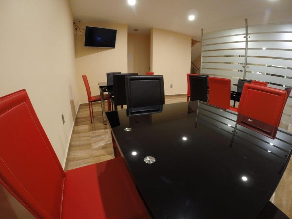 Restaurant/places to eat, TV and multimedia