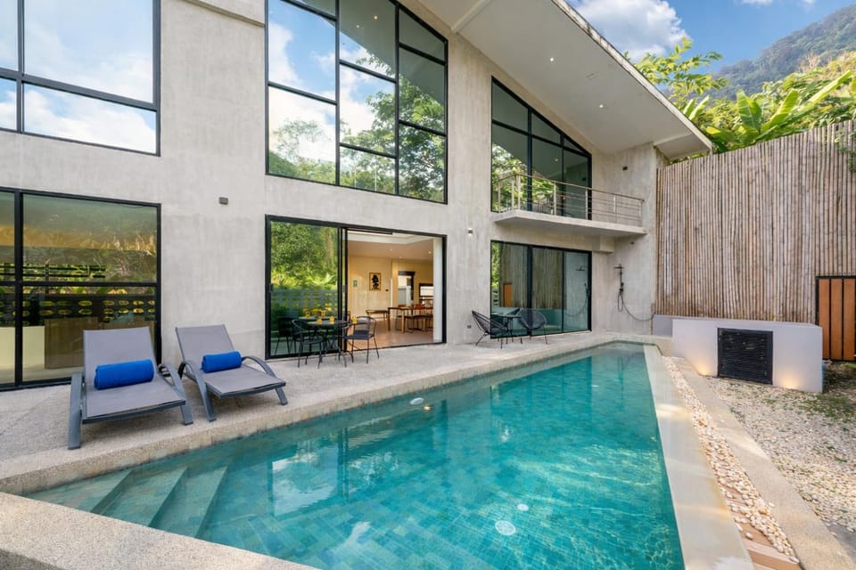 Property building, Patio, Day, Mountain view, Pool view, Swimming pool, Swimming pool, sunbed