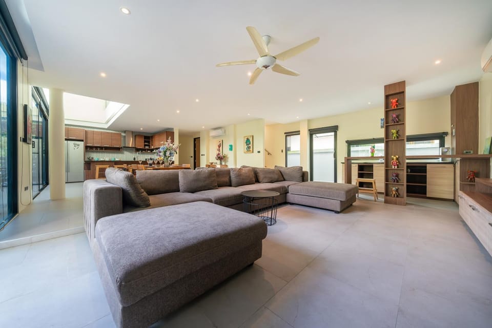 TV and multimedia, Kitchen or kitchenette, Living room, Seating area