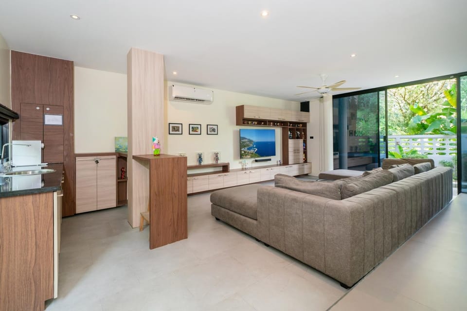 TV and multimedia, Kitchen or kitchenette, Living room, Seating area