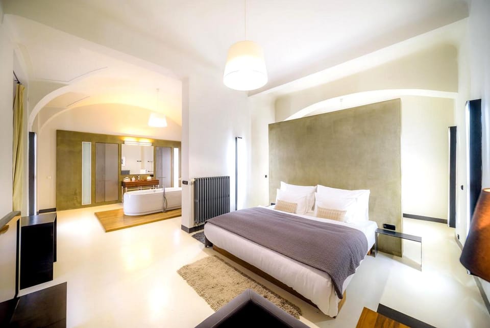 Bed, TV and multimedia, Photo of the whole room, Bedroom, towels