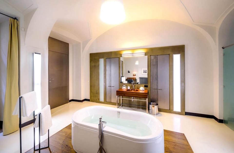 Hot Tub, Bathroom