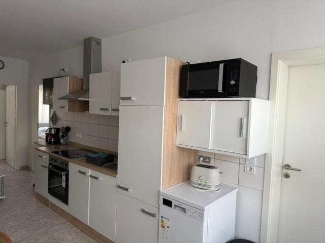 Kitchen or kitchenette, dishwasher, oven, pet friendly, stove