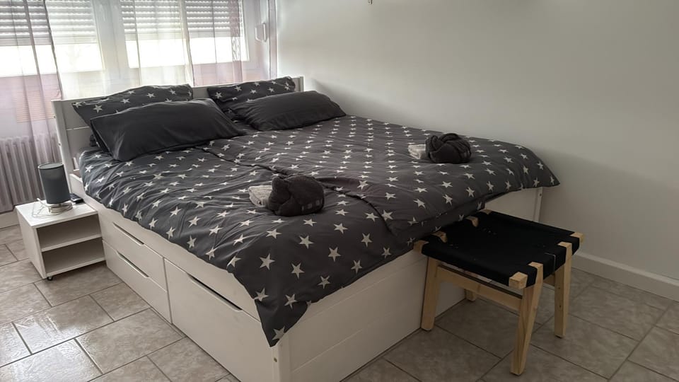 Bed, Bedroom, towels