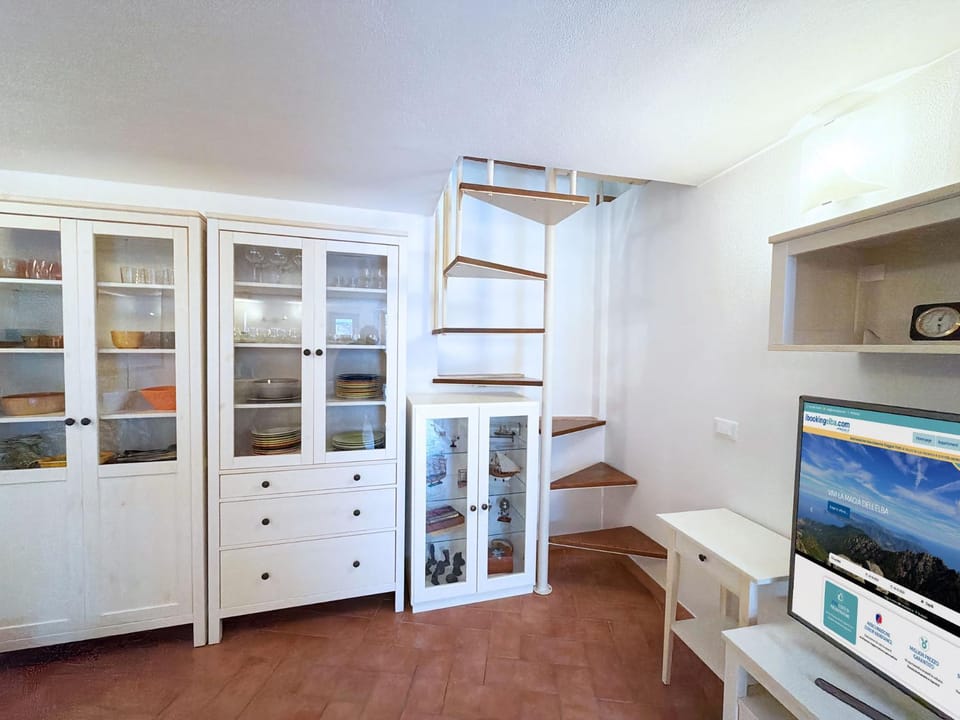 TV and multimedia, Kitchen or kitchenette, Living room, Seating area, wardrobe