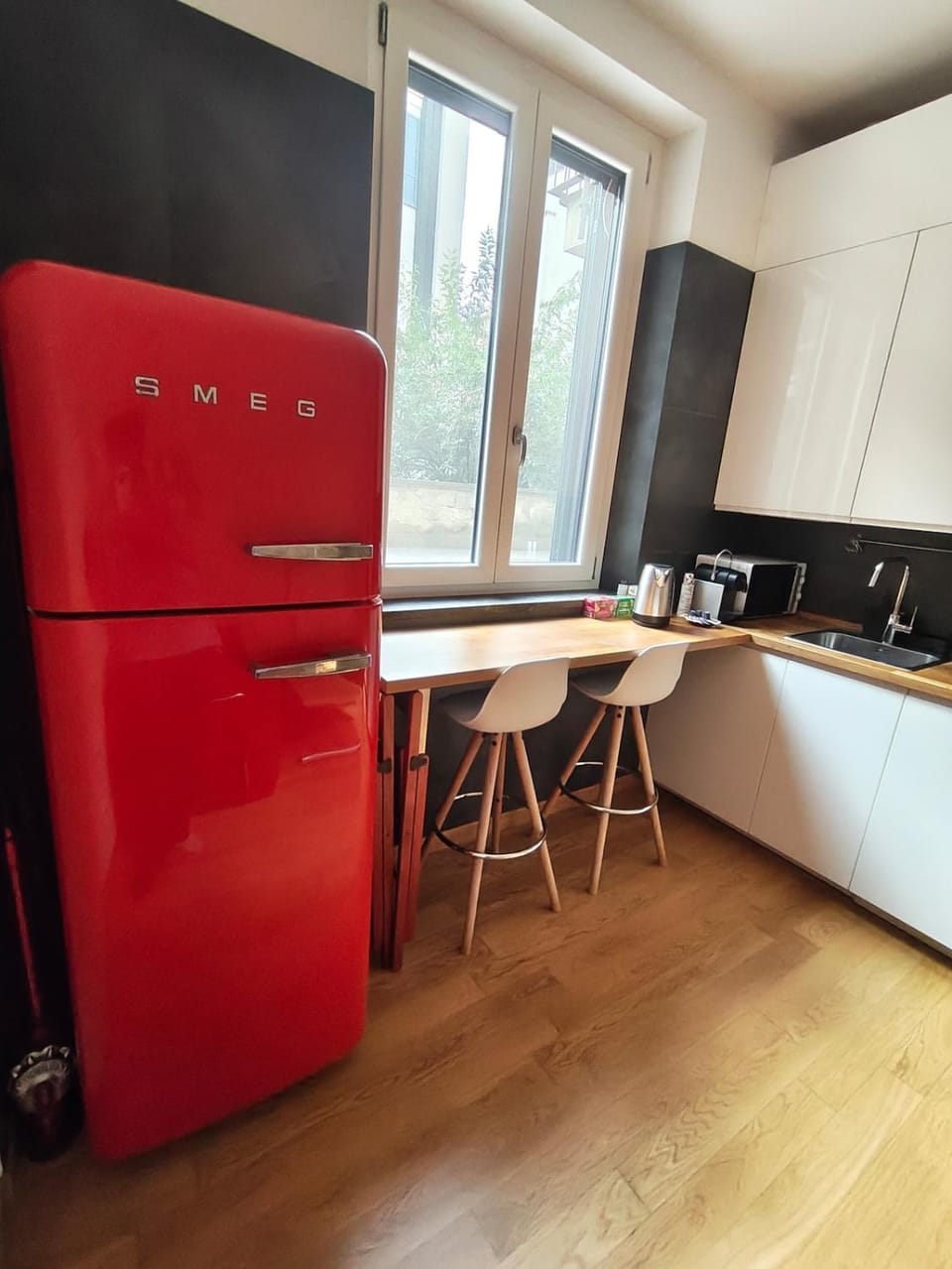 Kitchen or kitchenette, dishwasher, stove
