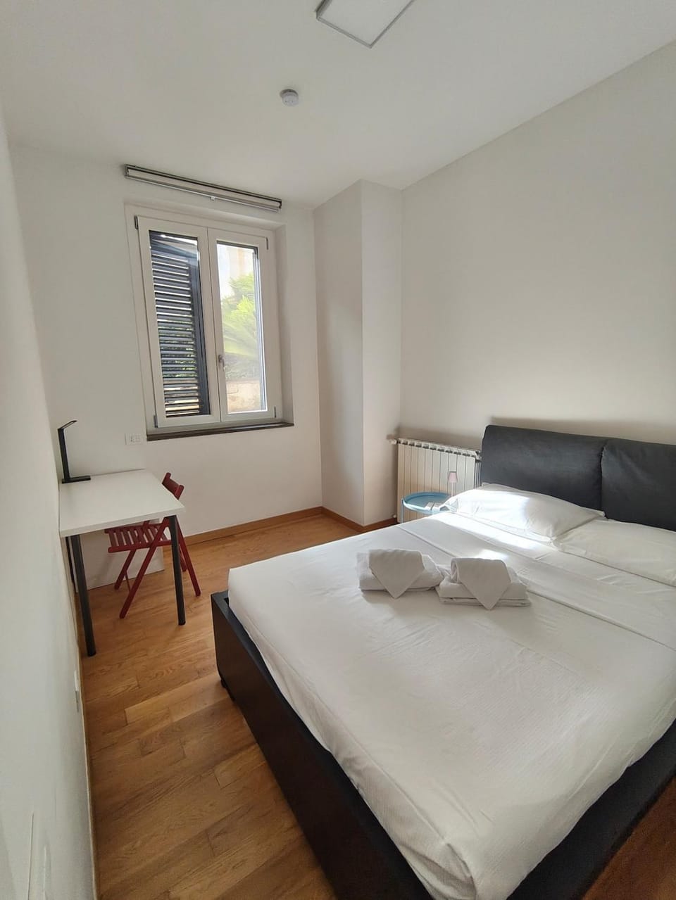 Bed, Bedroom, towels