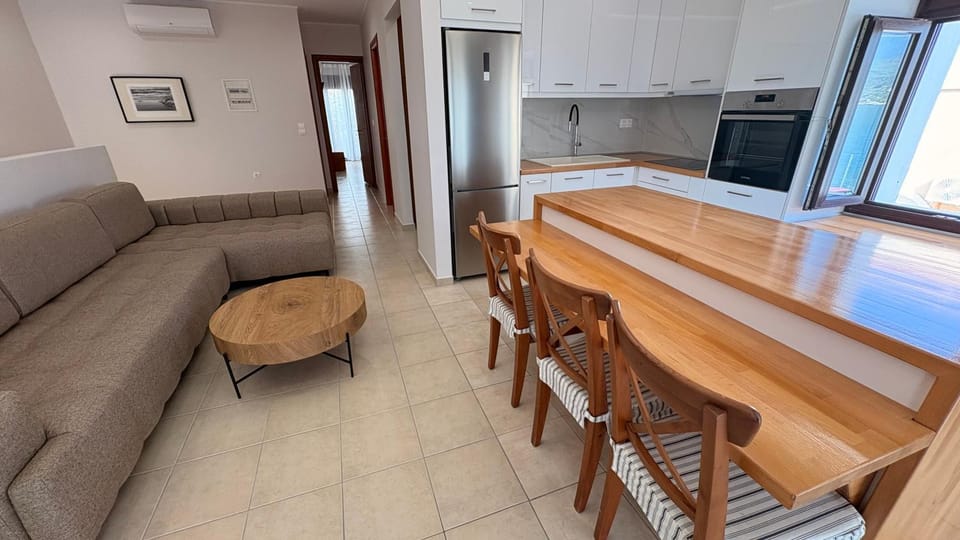 Kitchen or kitchenette, Living room, Seating area, Dining area, kitchen, air conditioner