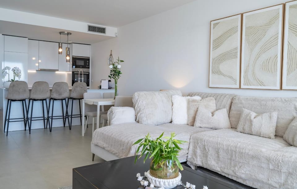 Kitchen or kitchenette, Living room, Seating area, Dining area