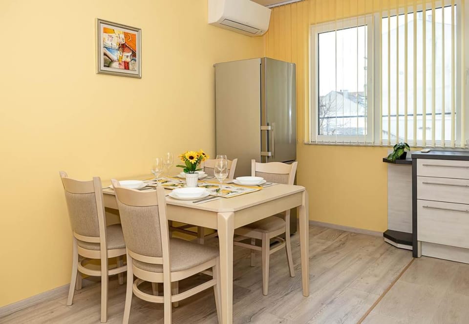 Kitchen or kitchenette, Dining area, air conditioner