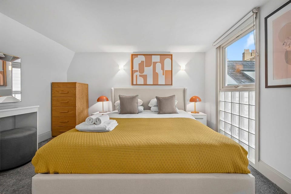 Elegant Soho 1-Bed - Balcony - 2 Baths - Sleeps 4 Apartment in City of Westminster