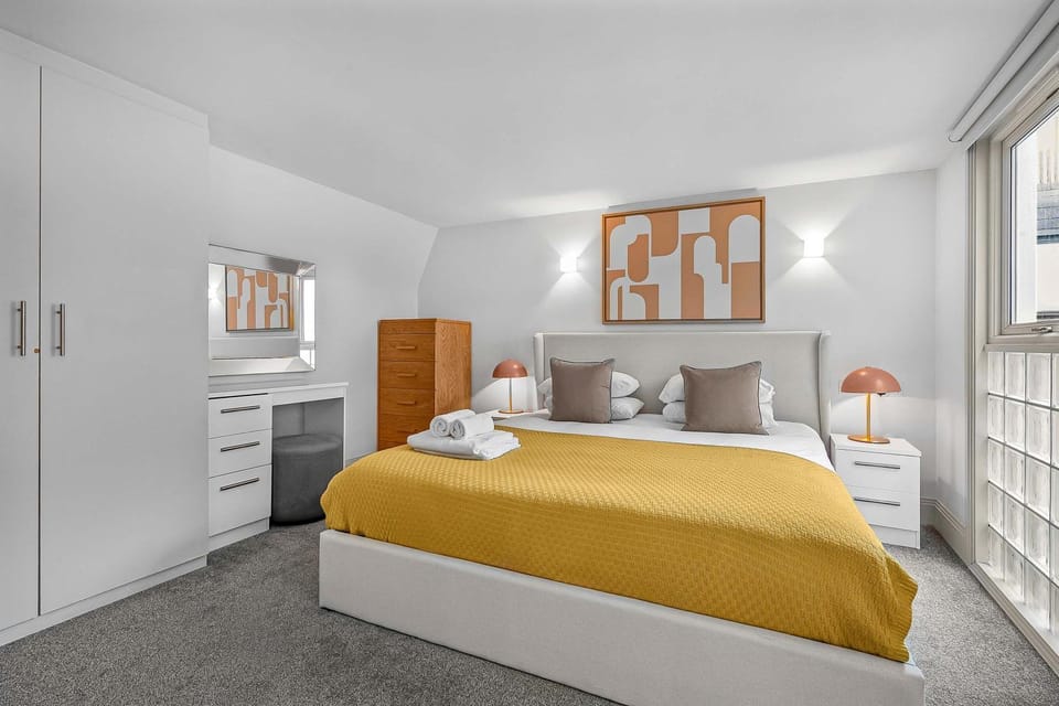 Elegant Soho 1-Bed - Balcony - 2 Baths - Sleeps 4 Apartment in City of Westminster