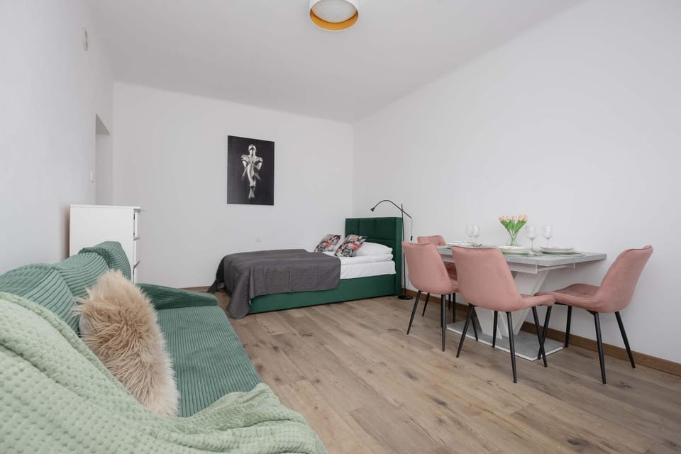 Bed, Living room, Photo of the whole room, Seating area, Dining area, Bedroom