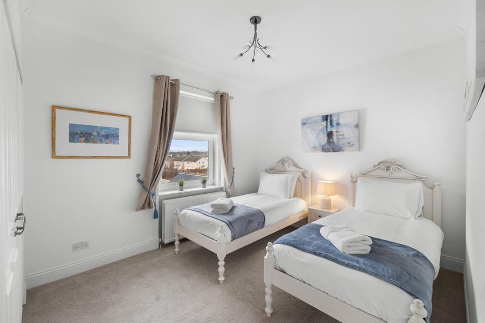Bed, Bedroom, towels, wardrobe