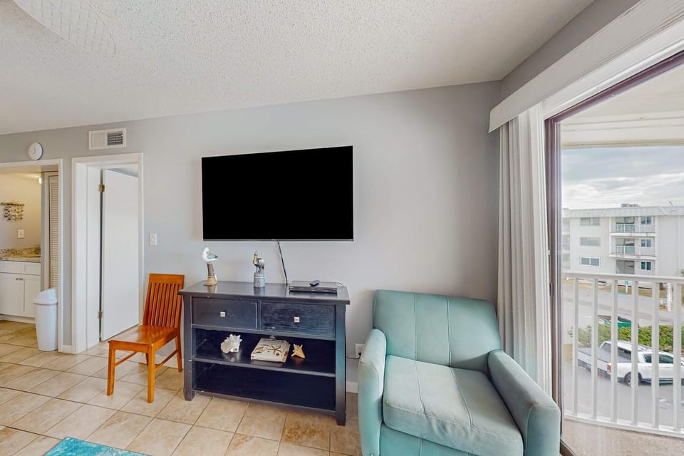 Charming third-floor condo with WiFi beach access Central AC full kitchen House in Alabama