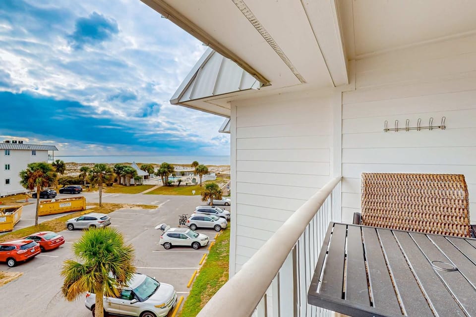 Charming third-floor condo with WiFi beach access Central AC full kitchen House in Alabama