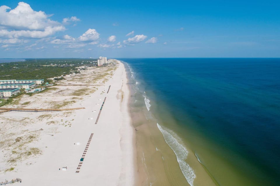 Waterfront condo with shared pool & hot tub - walk to dining & beach House in Alabama