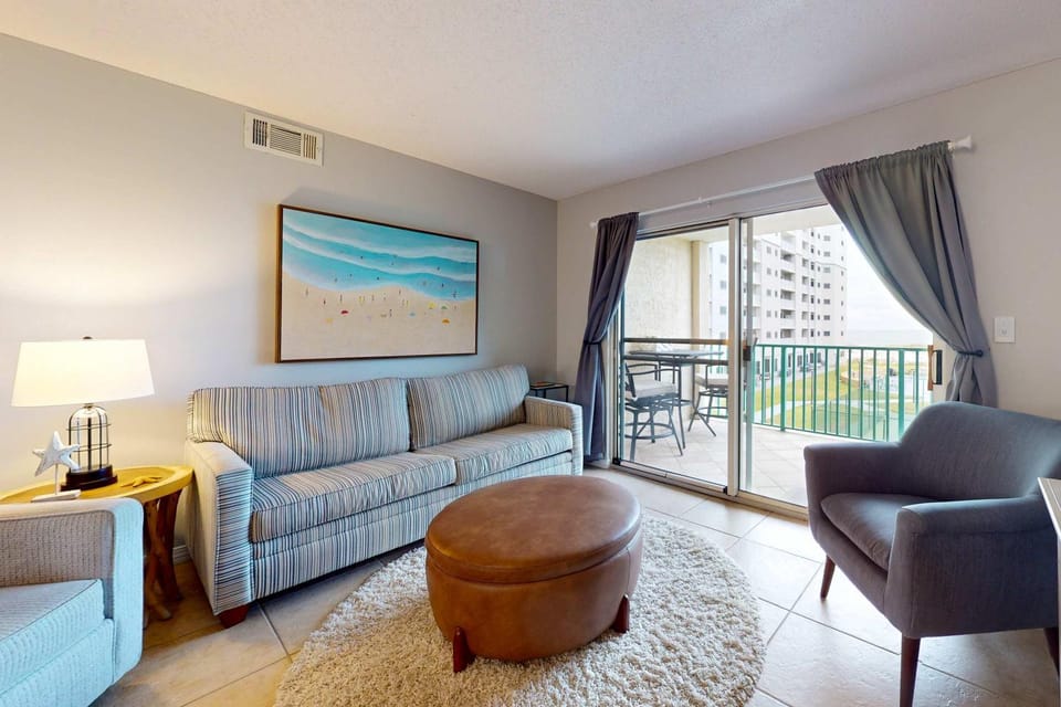 Waterfront condo with shared pool & hot tub - walk to dining & beach House in Alabama
