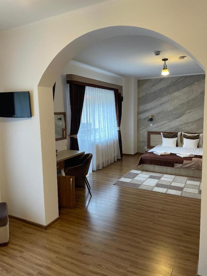 Bed, TV and multimedia, Photo of the whole room