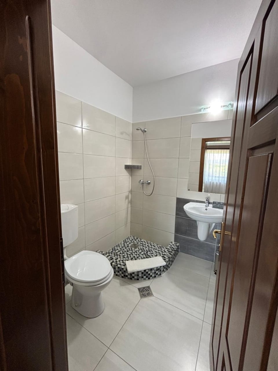 Shower, Toilet, Bathroom, towels