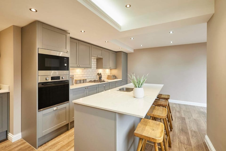 Kitchen or kitchenette, Dining area, oven, stove, toaster