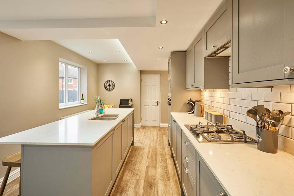 Coffee/tea facilities, Kitchen or kitchenette, stove