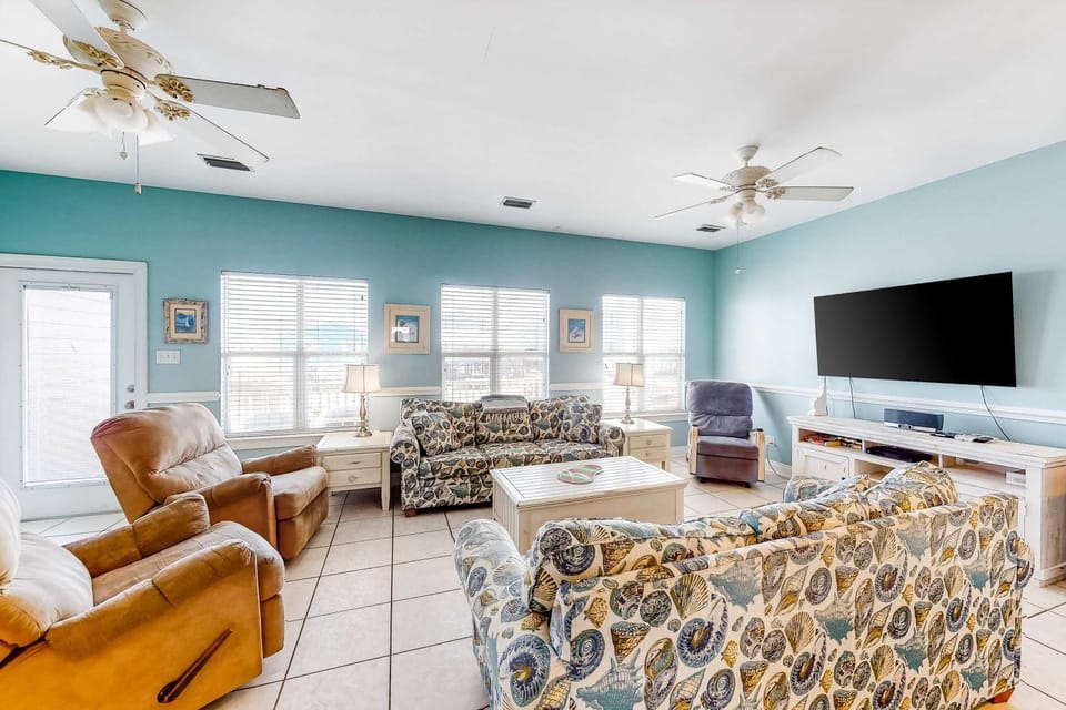 Two-Story Beachfront Condo wBalcony AC Free WiFi Shared Pool Hot Tub W&D House in Alabama