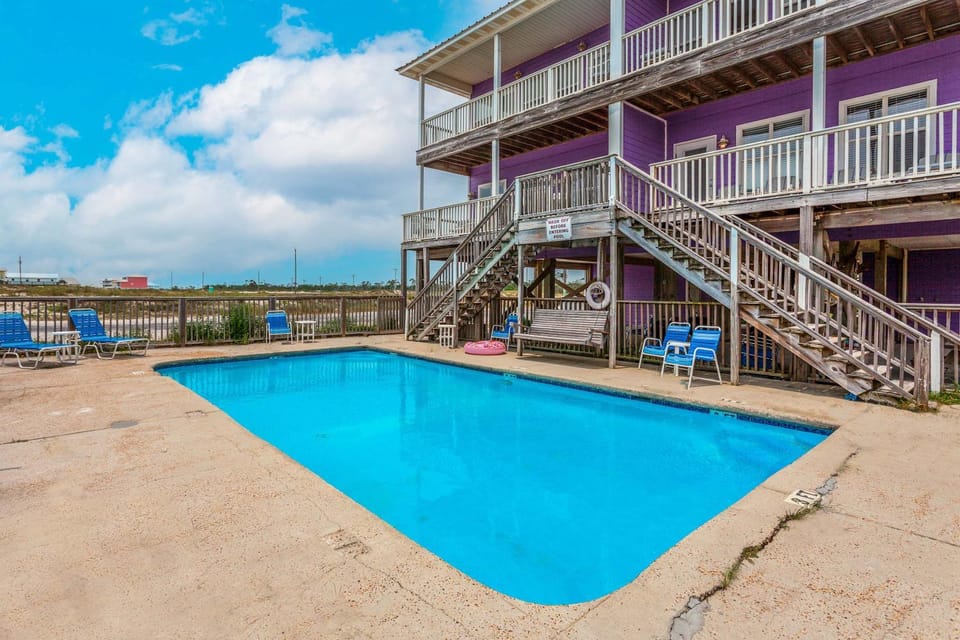 Two-Story Beachfront Condo wBalcony AC Free WiFi Shared Pool Hot Tub W&D House in Alabama