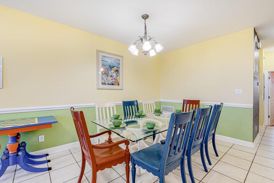 Convenient Gulf-Front Condo with Shared Pool Hot Tub Sauna Private Balcony House in Alabama