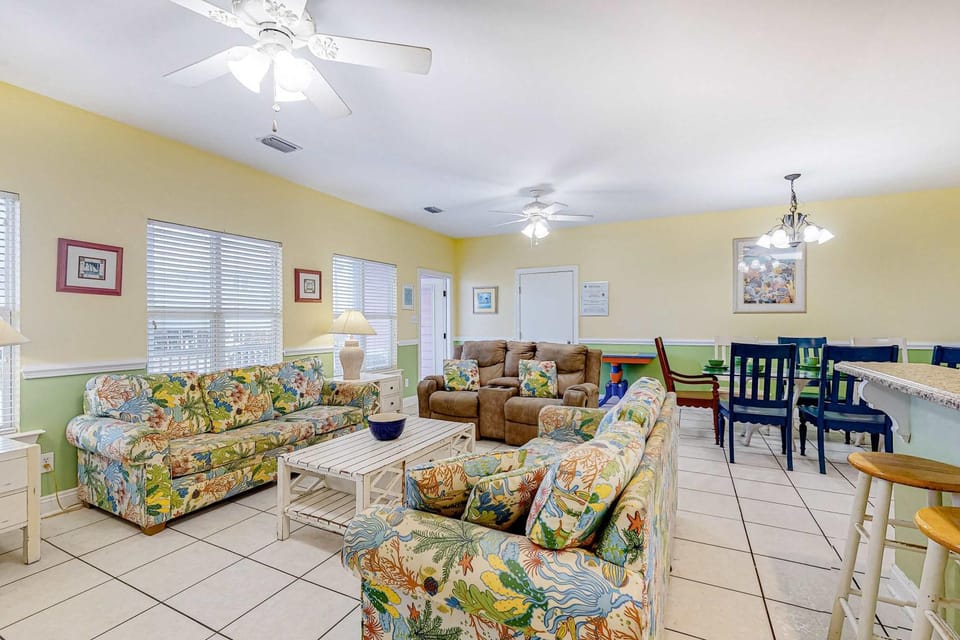 Convenient Gulf-Front Condo with Shared Pool Hot Tub Sauna Private Balcony House in Alabama