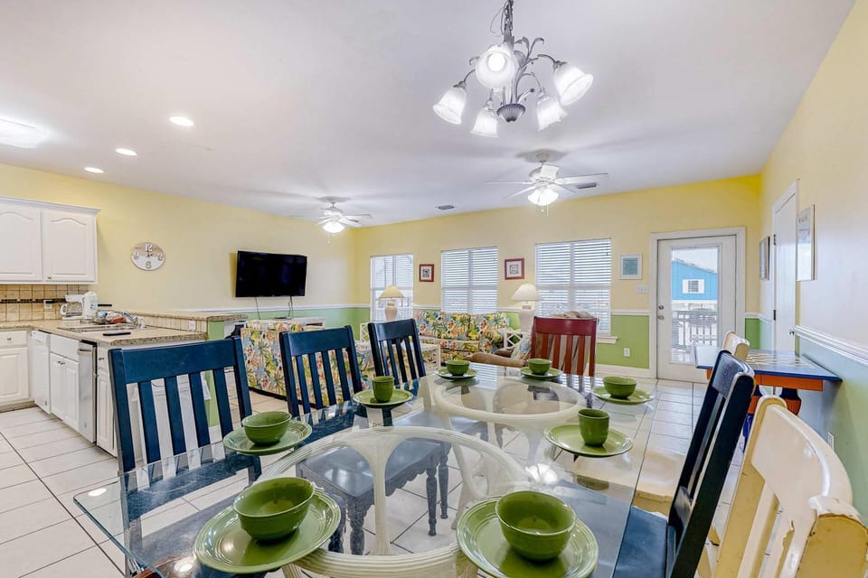 Convenient Gulf-Front Condo with Shared Pool Hot Tub Sauna Private Balcony House in Alabama