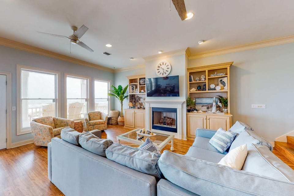 Unforgettable Beachfront Condo wBalcony Gulf Views AC Shared Pool Hot Tub House in Alabama