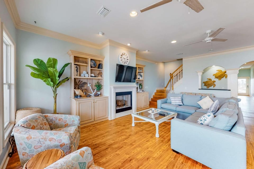 Unforgettable Beachfront Condo wBalcony Gulf Views AC Shared Pool Hot Tub House in Alabama