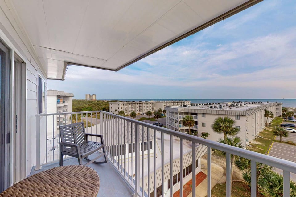 Gulf-view condo near Kiva Dunes with pool hot tub & gym - snowbird's delight House in Alabama