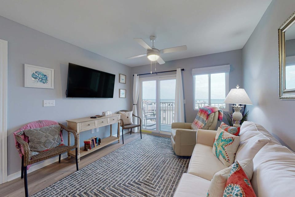 Gulf-view condo near Kiva Dunes with pool hot tub & gym - snowbird's delight House in Alabama