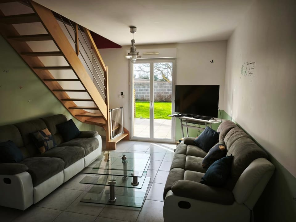 Sweet Omaha maison bien équipée, poele à granulés, chiens bienvenus, avec jardin clos belle terrasse aménagée, 4 chambres dont 2 au rdc, 2 wc, parking privatif 2 kms plage d'Omaha Beach, 5 mn en voiture superette, proche Port en Bessin et Bayeux House in Normandy