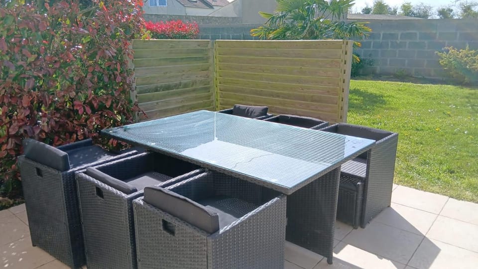 Sweet Omaha maison bien équipée, poele à granulés, chiens bienvenus, avec jardin clos belle terrasse aménagée, 4 chambres dont 2 au rdc, 2 wc, parking privatif 2 kms plage d'Omaha Beach, 5 mn en voiture superette, proche Port en Bessin et Bayeux House in Normandy