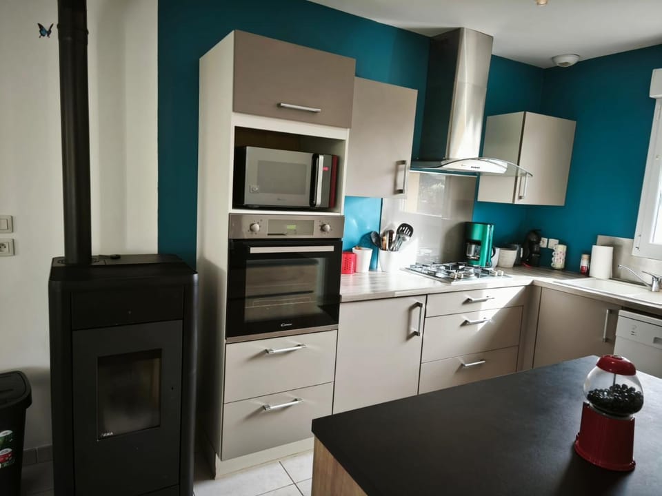 Sweet Omaha maison bien équipée, poele à granulés, chiens bienvenus, avec jardin clos belle terrasse aménagée, 4 chambres dont 2 au rdc, 2 wc, parking privatif 2 kms plage d'Omaha Beach, 5 mn en voiture superette, proche Port en Bessin et Bayeux House in Normandy