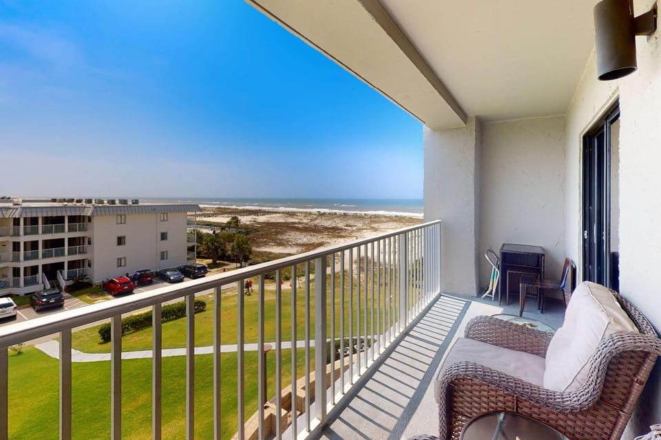 Gulf-Front Condo with Private Balcony Gas Grill Shared Outdoor Pool & Free WiFi House in Alabama