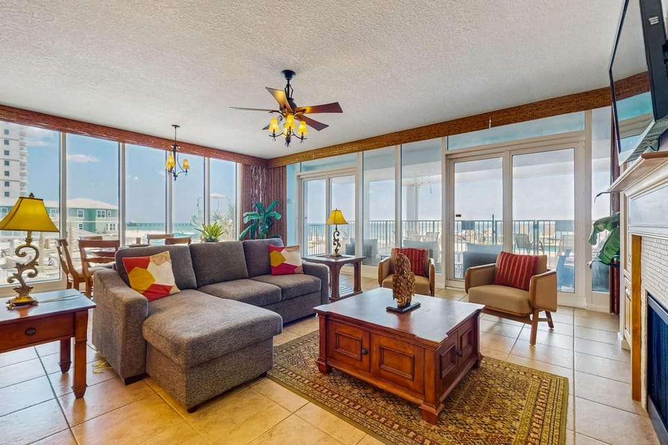 Gulf-Front Condo with Shared Outdoor Pool Private Balcony Great Views Central AC House in Gulf Shores