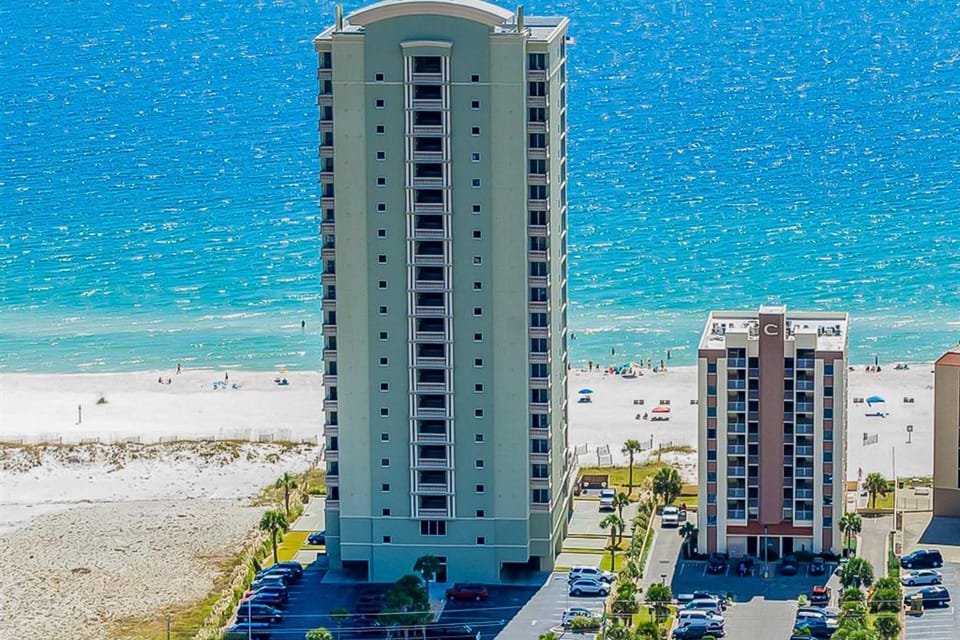 Gulf-Front Condo with Shared Outdoor Pool Private Balcony Great Views Central AC House in Gulf Shores