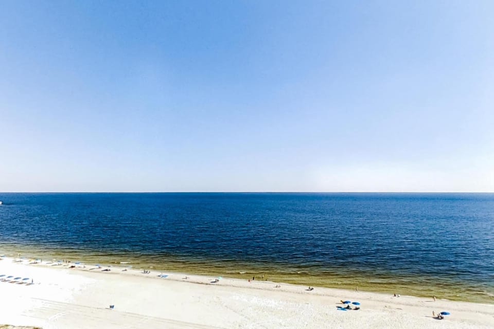Beachfront condo with pool hot tub balcony fitness room & amazing corner view House in Gulf Shores