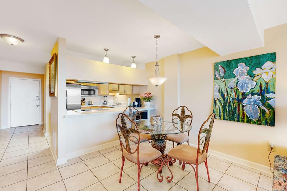 6th-Floor waterfront condo with pool & balcony - snowbird-friendly House in West Beach