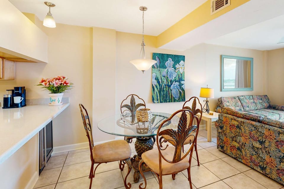 6th-Floor waterfront condo with pool & balcony - snowbird-friendly House in West Beach